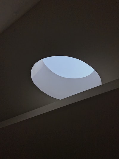 圆形白色顶灯已关闭